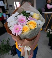 Букет цветов из:  Герберы, Розы и Хризантемы #REPLACE_PRED# Москве